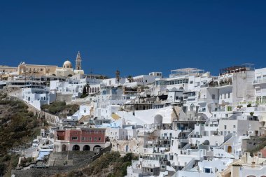 Santorini, Yunanistan - 7 Mayıs 2021: Santorini Yunanistan 'daki Fira köyünün balkonlu manzaralı panoramik villalar