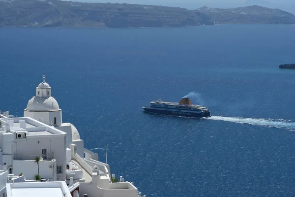 산토리니 그리스 2021 하얗게칠 교회와 산토리니의 그리고 아시니 항구에 도착하는 — 스톡 사진