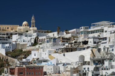 Santorini, Yunanistan - 7 Mayıs 2021: Santorini Yunanistan 'daki Fira köyünün balkonlu manzaralı panoramik villalar