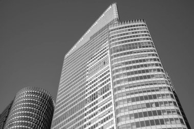 Paris, Fransa - 27 Şubat 2022: Paris 'teki La Dfense finans bölgesinde gökdelenler ve yüksek binalar