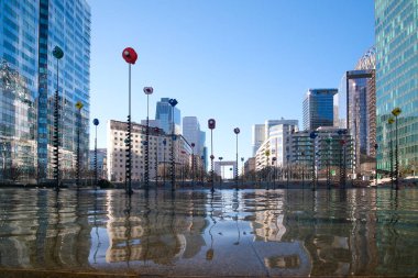 Paris, Fransa - 27 Şubat 2022: Paris 'teki ünlü iş bölgesi La Dfense' de sanatla süslenmiş bir su havuzu 