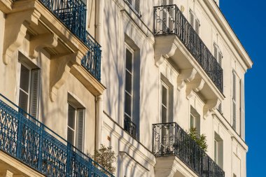Paris 'te güzel bir günde balkonları olan tipik bir Paris yerleşim yeri manzarası.