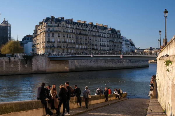 Paris França Fevereiro 2022 Turistas Sentados Lado Rio Sena Cenário — Fotografia de Stock