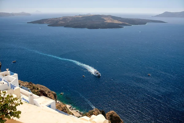 Egy Komphajó Érkezik Santorini Kikötőjébe Egy Gyönyörű Napon Tiszta Kék — Stock Fotó