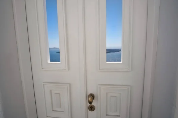 Типичная Белая Традиционная Дверь Голубое Небо Эгейское Море Вулкан Санторини — стоковое фото
