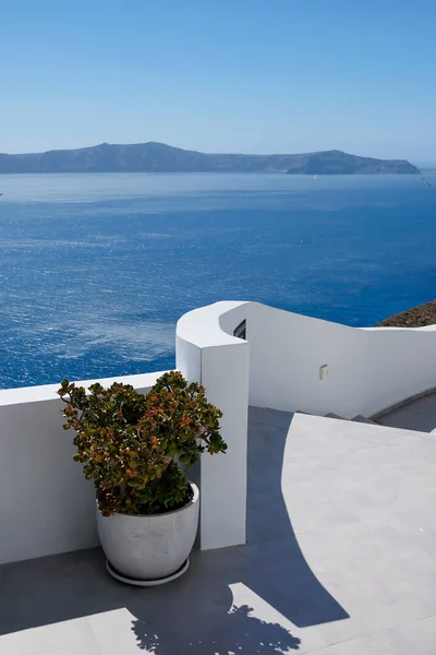 Panoramiczny Widok Morze Egejskie Dachu Ozdobionego Doniczkami Santorini — Zdjęcie stockowe
