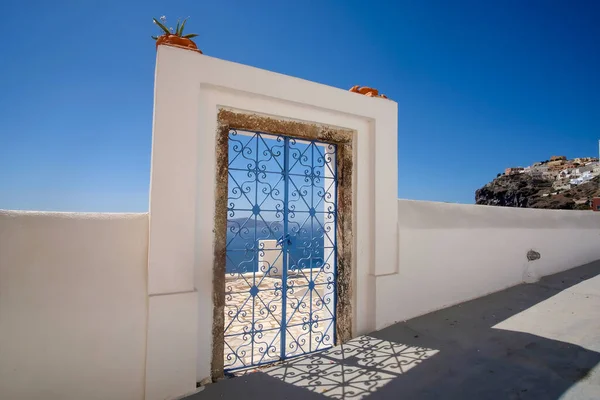 Внешняя Украшенная Дверь Цветочными Растениями Крыше Виллы Видом Эгейское Море — стоковое фото