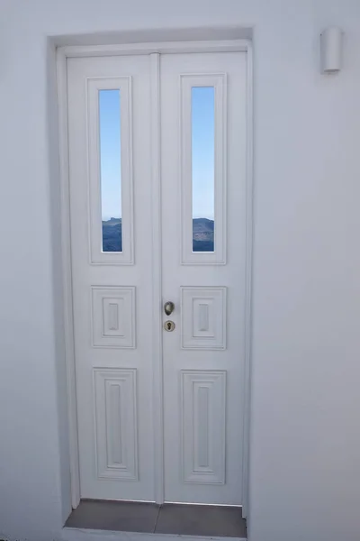 典型的な白い伝統的なドアと背景にサントリーニの青い空 — ストック写真