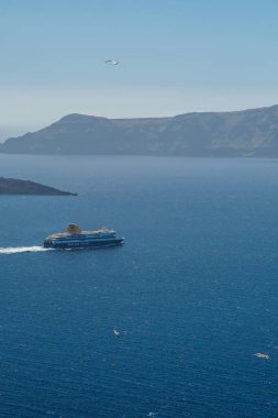 Santorini, Yunanistan - 10 Mayıs 2021 - Santorini 'deki Athinios limanından kalkan bir feribot