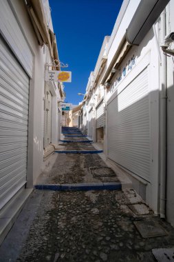 Santorini, Yunanistan - 10 Mayıs 2021: Covid kısıtlamaları sırasında Fira Santorini 'nin merkezindeki kapalı dükkanların manzarası