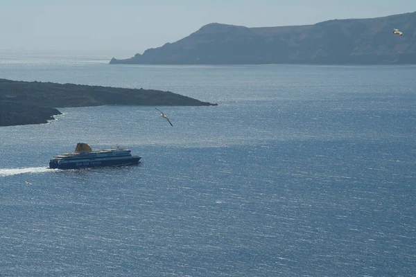Santorini Griekenland Mei 2021 Een Veerboot Nadert Haven Van Athinios — Stockfoto