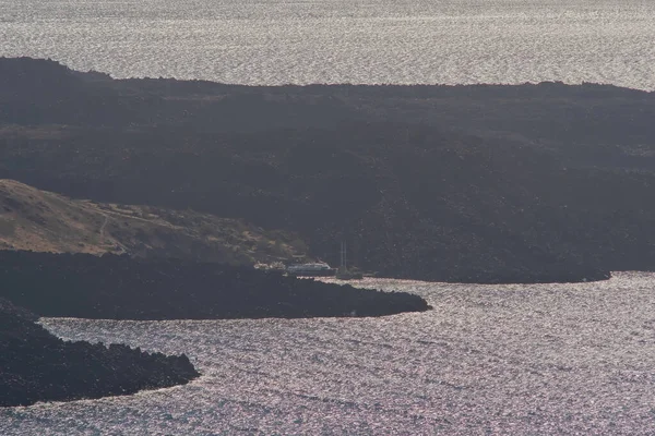 三托里尼火山 Nea Kameni火山及其配备渡船的小港口的近景 — 图库照片