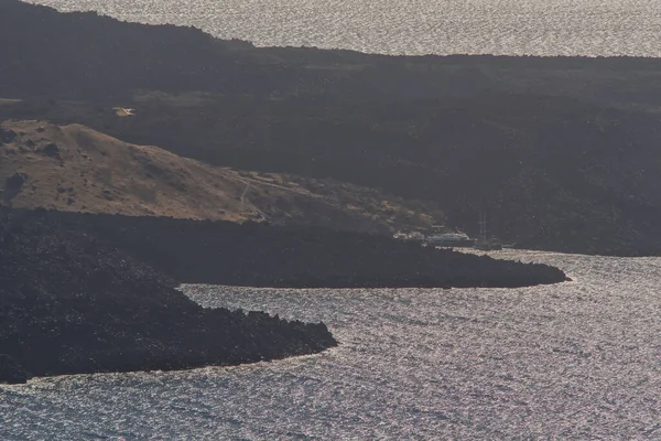 Close Widok Wulkan Santorini Nea Kameni Jego Mały Port Promów — Zdjęcie stockowe