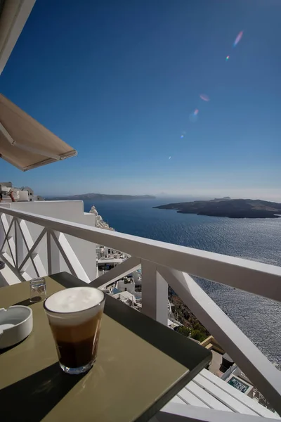 Panoramablick Auf Die Berühmte Caldera Und Einen Griechischen Eiskaffee Auch — Stockfoto