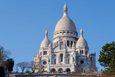 Paris, Fransa - 22 Mart 2022 Montmartre Paris 'teki güzel ve ünlü beyaz kilisenin kutsal kalbi güzel bir günde