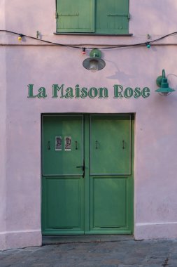 Paris, Fransa - 22 Mart 2022 Montmartre Paris 'teki ünlü pembe restoran La Maison Rose' un giriş kapısı