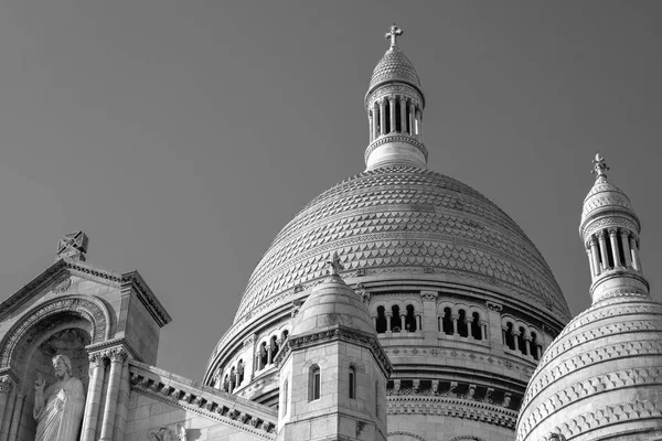 2022年3月22日 法国巴黎 巴黎蒙马特美丽而著名的白色圣心教堂在一个黑白相间的美丽日子里的景象 — 图库照片