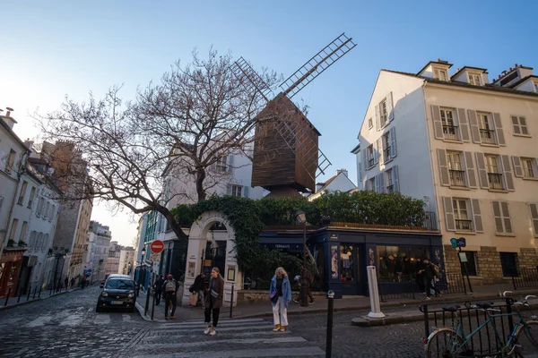 Paris, Fransa - 22 Mart 2022: Gündüz vakti Montmartre Paris 'in pitoresk alanının tepesinde bir rüzgar değirmeni olan bir Fransız restoran barı