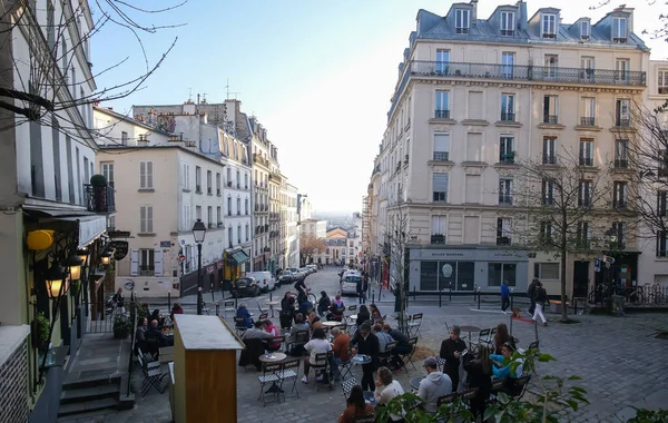 Париж Франция Марта 2022 Года Парижане Туристы Сидят Живописным Кафе — стоковое фото