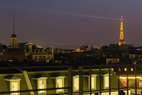 俯瞰巴黎屋顶上方明亮的埃菲尔铁塔 — 图库照片