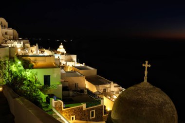 Geceleri Fira Santorini 'nin aydınlanmış köyünün panoramik manzarası