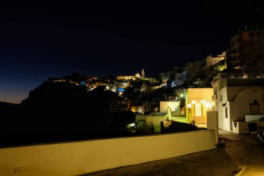 Geceleri Fira Santorini 'nin aydınlanmış köyünün panoramik manzarası