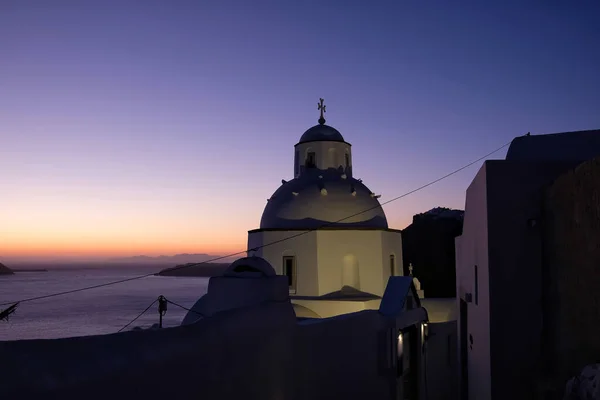 Vista Uma Típica Mas Deslumbrante Igreja Grega Iluminada Fira Santorini — Fotografia de Stock