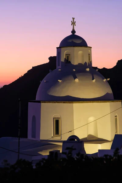 Vista Uma Igreja Grega Tradicional Santorini Pôr Sol Roxo Incrível — Fotografia de Stock