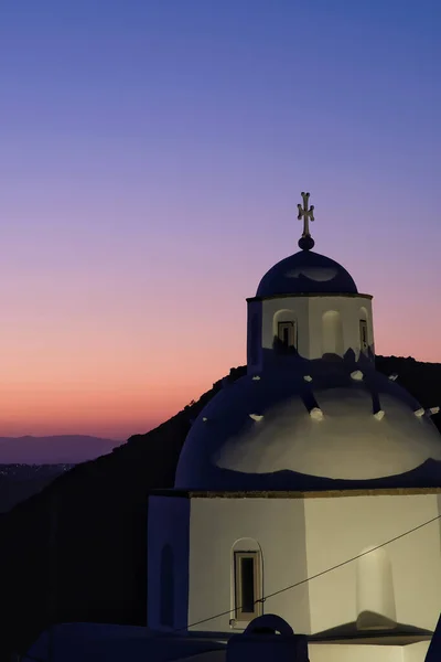 桑托里尼一座传统希腊教堂的景观和令人惊奇的紫色日落 — 图库照片