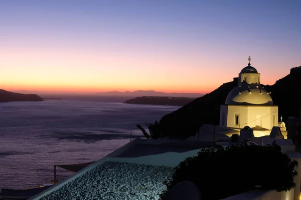 Vista Uma Bela Igreja Ortodoxa Caiada Branco Oia Santorini Fundo — Fotografia de Stock