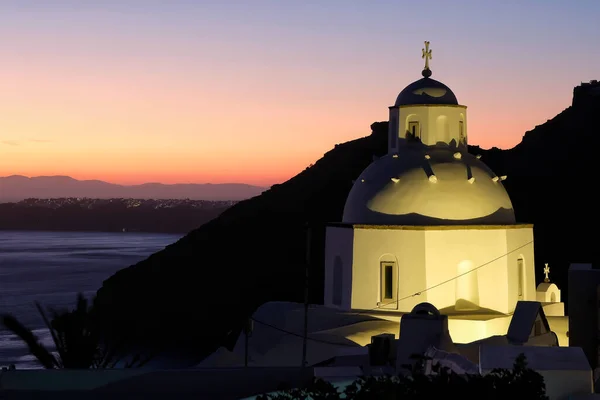 Veduta Una Bella Chiesa Ortodossa Imbiancata Calce Oia Santorini Sullo — Foto Stock