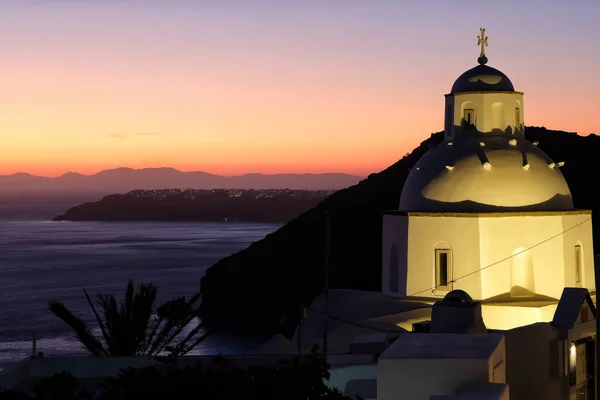 Vista Una Hermosa Iglesia Ortodoxa Encalada Oia Santorini Fondo Mientras — Foto de Stock