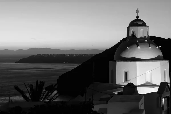 Pohled Krásné Bělené Pravoslavné Církve Oia Santorini Pozadí Zatímco Slunce — Stock fotografie