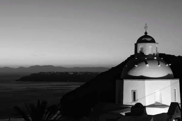 Vista Una Hermosa Iglesia Ortodoxa Encalada Oia Santorini Fondo Mientras —  Fotos de Stock