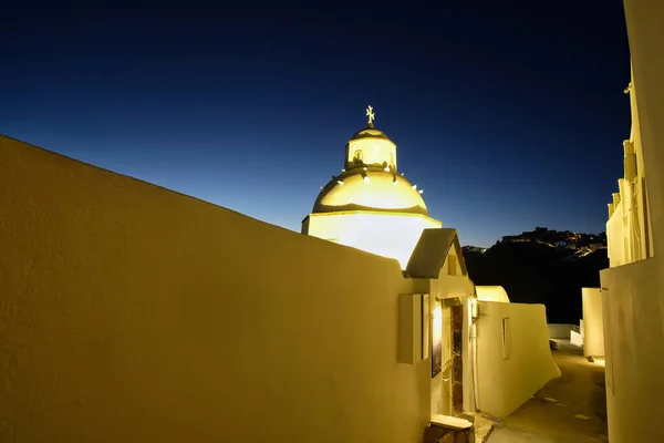 Vista Uma Típica Mas Deslumbrante Igreja Grega Iluminada Fira Santorini — Fotografia de Stock