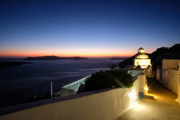 Eine Beleuchtete Gasse Die Einer Kirche Fira Santorini Führt Und — Stockfoto