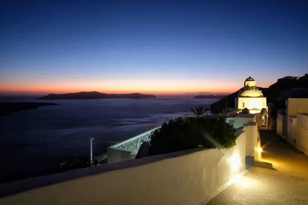 Eine Beleuchtete Gasse Die Einer Kirche Fira Santorini Führt Und — Stockfoto