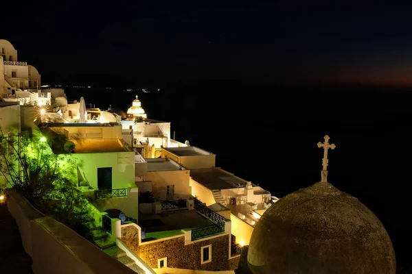 Geceleri Fira Santorini 'nin aydınlanmış köyünün panoramik manzarası