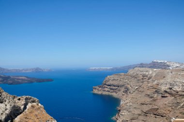 Santorini 'deki limanın panoramik manzarası, volkan, Fira, Imerovigli, Firostefani ve Oia.