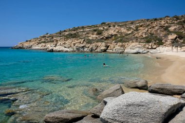 Turistler turkuaz suları ve Yunanistan 'daki Pikri Nero' nun altın kumu ile paradisiac plajının keyfini çıkarıyorlar