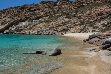 Yunanistan 'daki Tripiti' nin büyüleyici turkuaz plajının panoramik manzarası