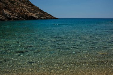 Yunanistan 'daki Tripiti' nin büyüleyici turkuaz plajının panoramik manzarası