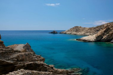 Yunanistan 'ın Ios adasında güzel bir günde, Tripiti' nin en muhteşem turkuaz plajının manzarası.