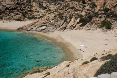 Ios 'taki Tripiti' nin çarpıcı kumlu ve turkuaz plajı.