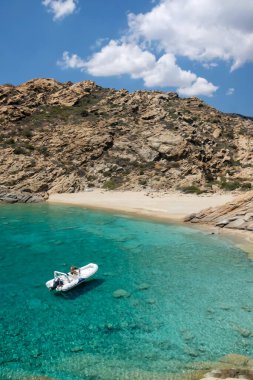 Ios ve beyaz tekneyle Tripiti 'nin çarpıcı kumlu ve turkuaz plajları.