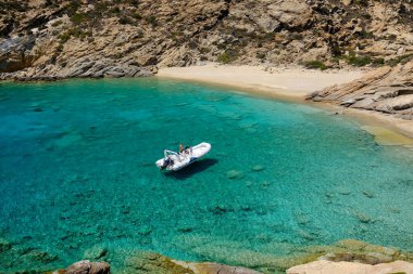 Ios ve beyaz tekneyle Tripiti 'nin çarpıcı kumlu ve turkuaz plajları.