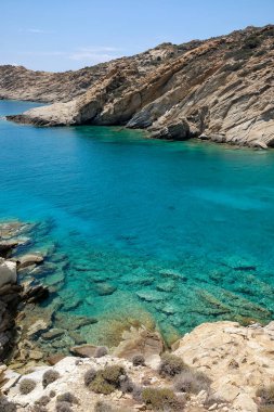 Yunanistan 'ın Ios adasında güzel bir günde, Tripiti' nin en muhteşem turkuaz plajının manzarası.