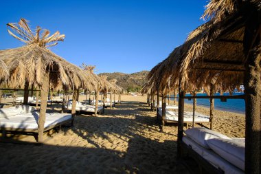 Yunanistan 'ın ünlü Mylopotas plajında lüks güneşlikler.