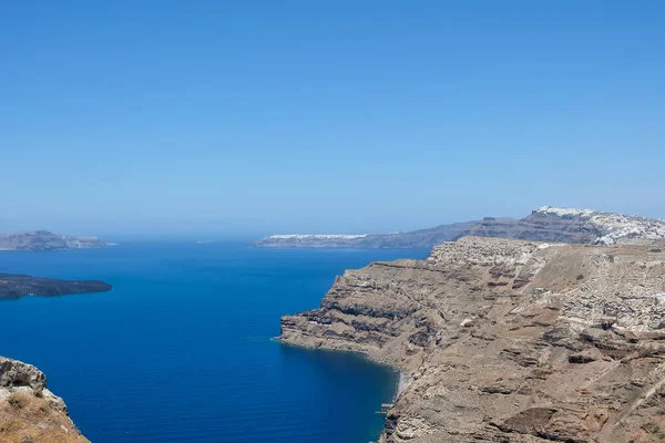 Santorini 'deki limanın panoramik manzarası, volkan, Fira, Imerovigli, Firostefani ve Oia.