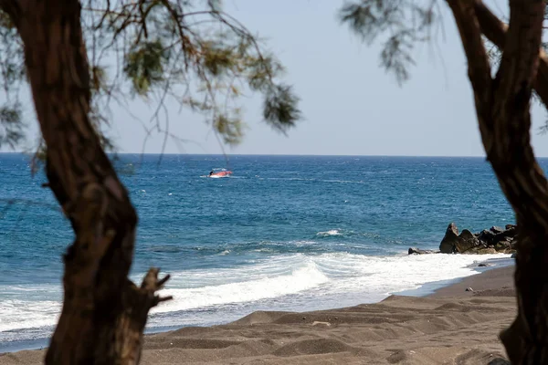 Turista Está Haciendo Windsurf Famosa Playa Arena Negra Perissa Santorini — Foto de Stock